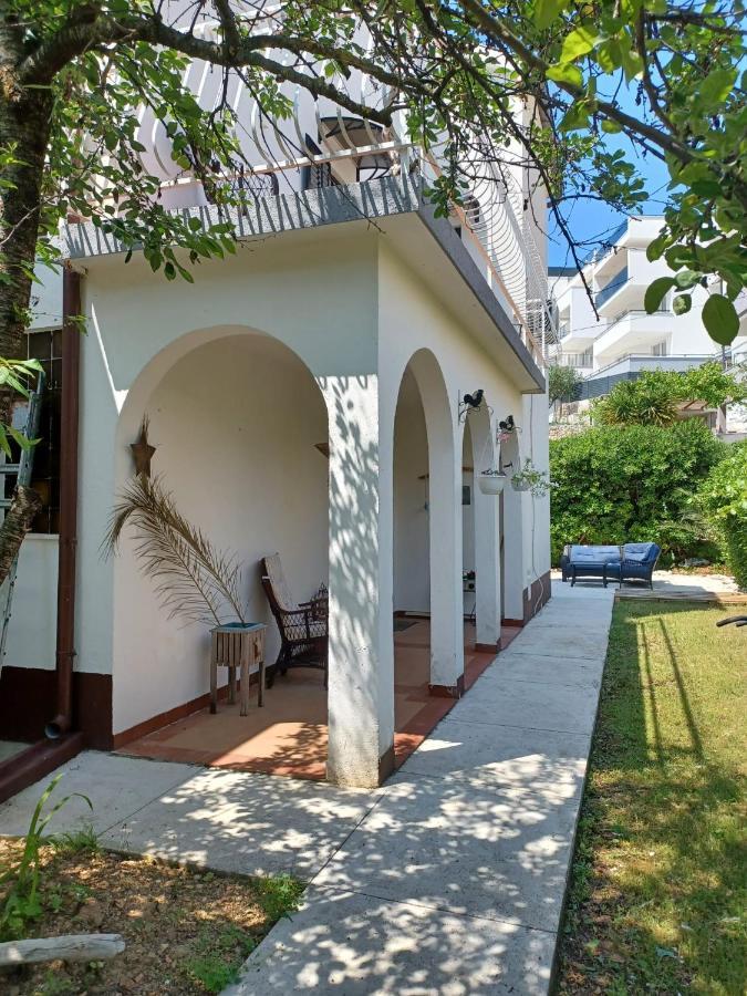 Apartment Bunjo'S Beach House Трогир Экстерьер фото